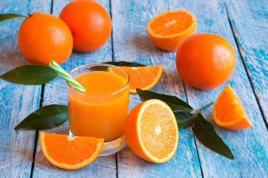 Tahta masada taze portakal suyu yakın plan çekimi.