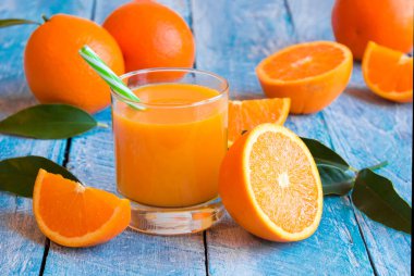 Tahta masada taze portakal suyu yakın plan çekimi.