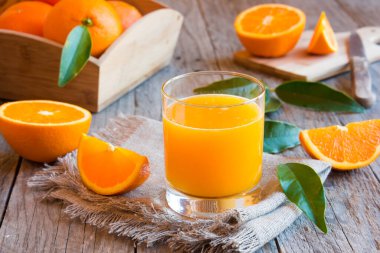 Tahta masada taze portakal suyu yakın plan çekimi.