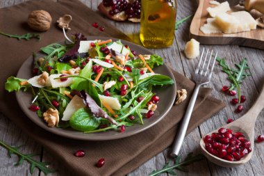 roka, peynir, nar ve keçi salatası. sağlıklı yiyecekler.