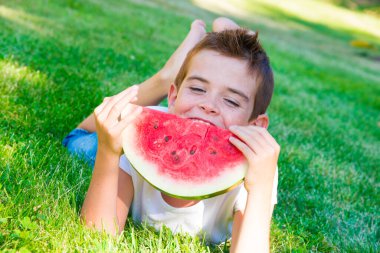Parkta karpuz dilimi olan güzel bir kız.