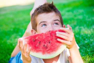 Genç adam bir dilim karpuz