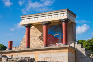 Sütunları olan antik binanın kalıntıları.