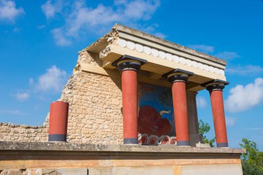 Sütunları olan antik binanın kalıntıları.