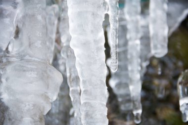 Kışın buz sarkıtları