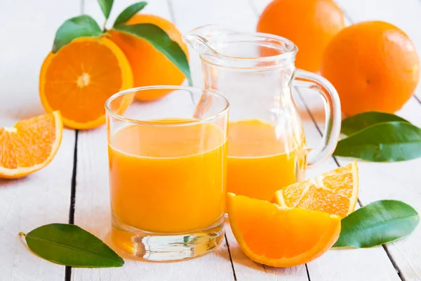 Tahta masada taze portakal suyu yakın plan çekimi.
