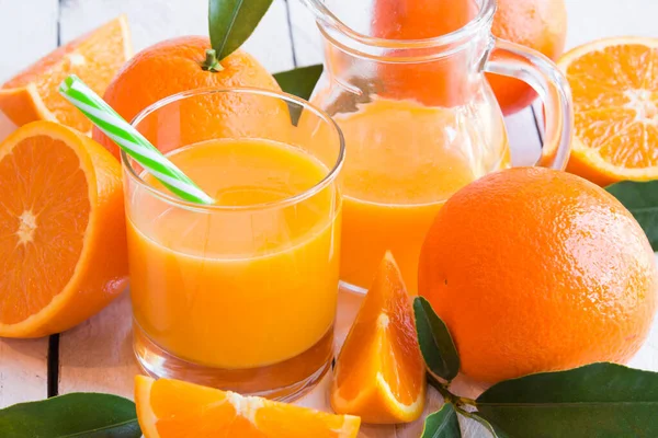 Tahta masada taze portakal suyu yakın plan çekimi.