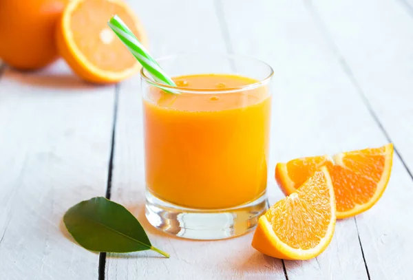 Nahaufnahme Von Frischem Orangensaft Auf Holztisch — Stockfoto