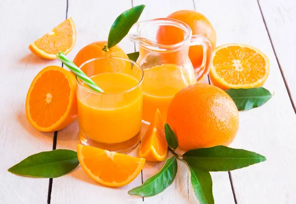 Tahta masada taze portakal suyu yakın plan çekimi.