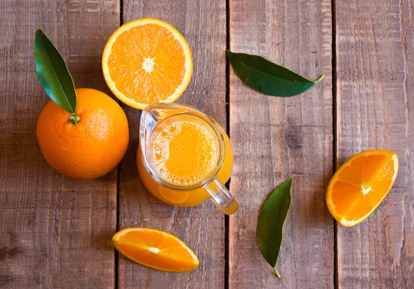 Nahaufnahme Von Frischem Orangensaft Auf Holztisch — Stockfoto