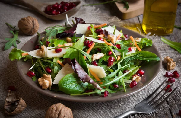 Salat Mit Rucola Granatapfel Und Nüssen Gesunde Ernährung — Stockfoto