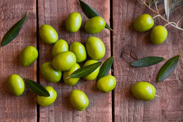 Olives Vertes Sur Fond Bois — Photo