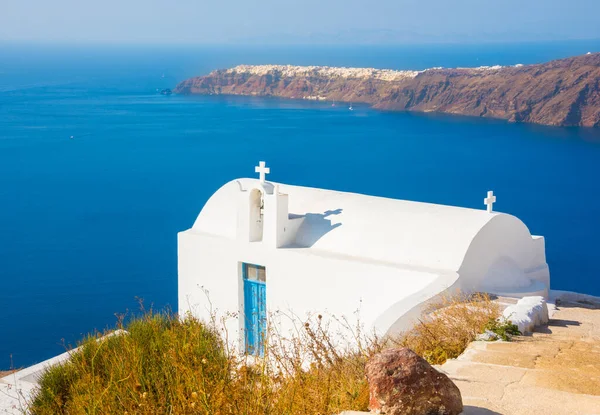 希腊圣托里尼岛上美丽的白色教堂 — 图库照片