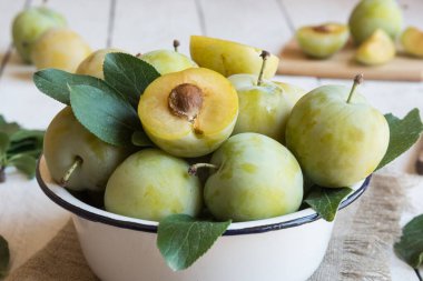 Taze yeşil erikler beyaz kasede