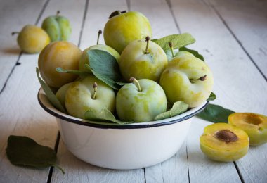 Tahta arka planda bir kasede taze olgun elmalar