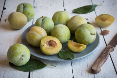 Tahta zeminde taze armutlar