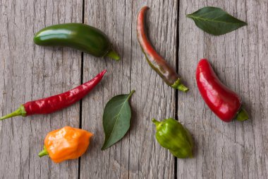 Ahşap arka planda çeşitli biberler