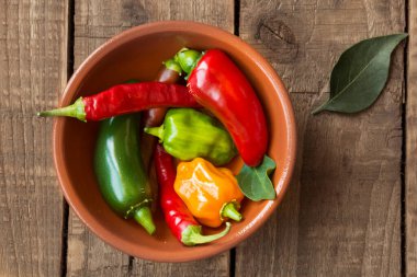 Ahşap arka planda çeşitli biberler