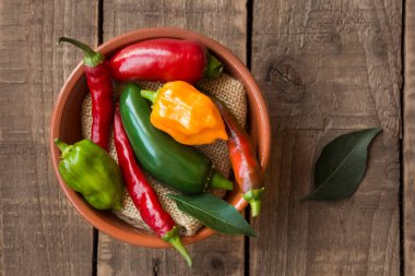 Ahşap arka planda renkli kırmızı biber