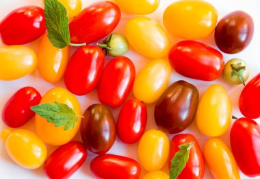 beyaz zemin üzerine kırmızı olgun domates