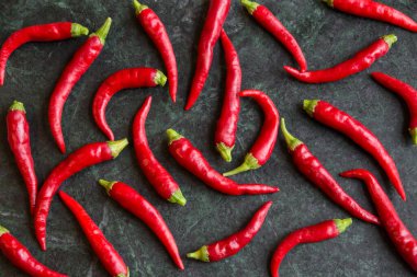 Koyu arkaplanda kırmızı kırmızı biber