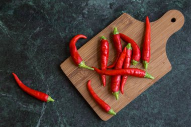 Kırmızı sıcak biber koyu arka plan üzerinde. Üstten görünüm.