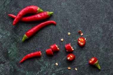 Koyu arkaplanda kırmızı kırmızı biber