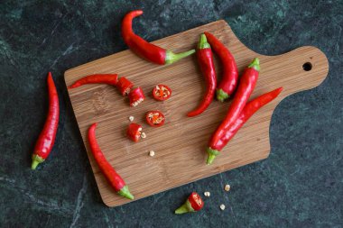 Siyah arka planda kırmızı kırmızı kırmızı biber. Üst görünüm.