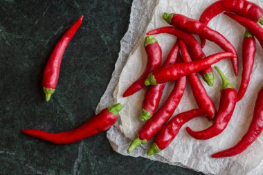 Siyah arka planda kırmızı kırmızı kırmızı biber. Üst görünüm.