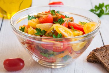 Sebzeli salata ve domates, seçici odak