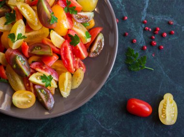 Sebzeli salata ve arka planda baharatlar. en üstteki görünüm.