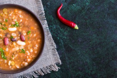 Baharatlı domates çorbası, ekşi krema ve kırmızı biber. en üstteki görünüm.