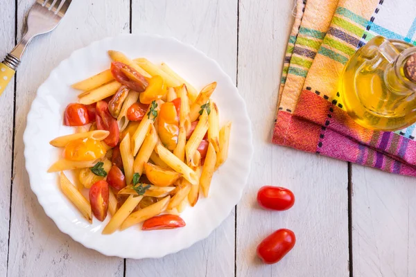 Penne Pasta Mit Tomatensauce Und Gemüse Auf Holzgrund — Stockfoto