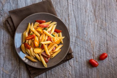 Domates ve ketçaplı İtalyan makarnası.