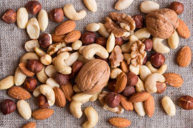 Tahta arka planda fındık ve fındık var.