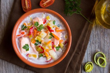 Ev yapımı sebze ve baharatlı tavuk çorbası.