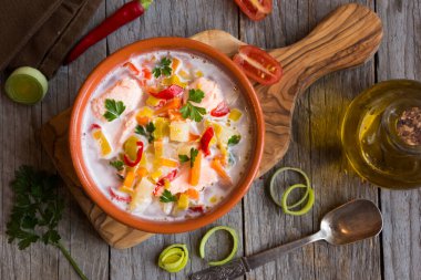 Ahşap arka planda sebze ve baharatlı ev yapımı sebze çorbası. en üstteki görünüm.