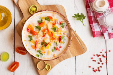 Ahşap arka planda sebze ve baharatlı ev yapımı sebze salatası.