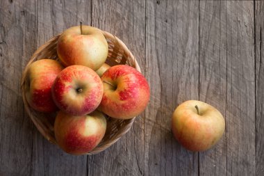 Ahşap arka planda taze kırmızı elmalar