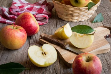 Tahta arka planda taze olgun elmalar