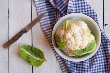 Ahşap arka planda taze karnabahar