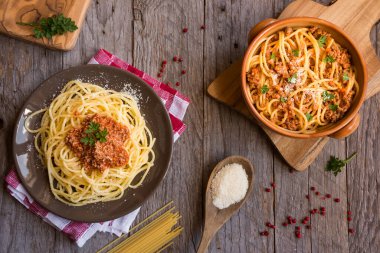 Domates soslu ve fesleğenli spagetti