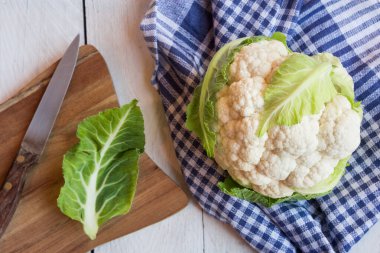 Ahşap arka planda taze karnabahar