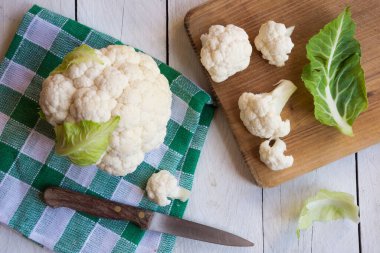 Ahşap arka planda taze karnabahar