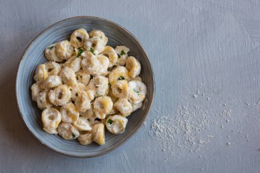 Tabakta peynir ve mantarlı makarna.