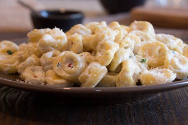 Deniz ürünleri soslu kızarmış kalamar.