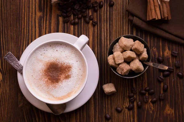 Tasse Kaffee Mit Zimt Und Keksen Auf Holzgrund — Stockfoto