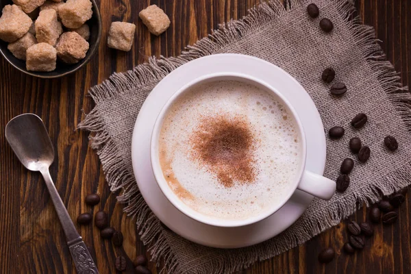 Tasse Kaffee Mit Bohnen Auf Holzgrund — Stockfoto