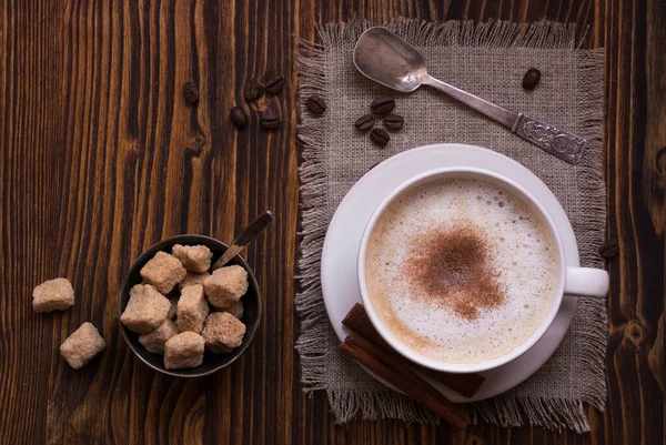 Tasse Kaffee Mit Zimt Und Zucker Auf Holzgrund — Stockfoto