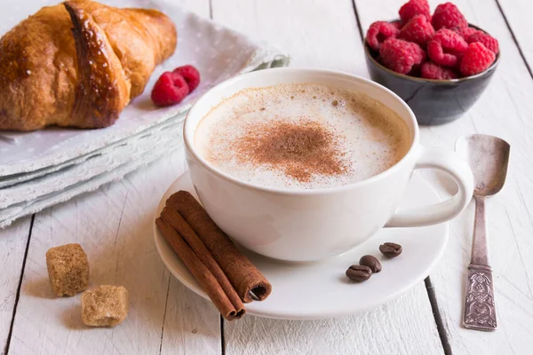 Kopje Koffie Met Croissant Verse Bessen Houten Ondergrond — Stockfoto